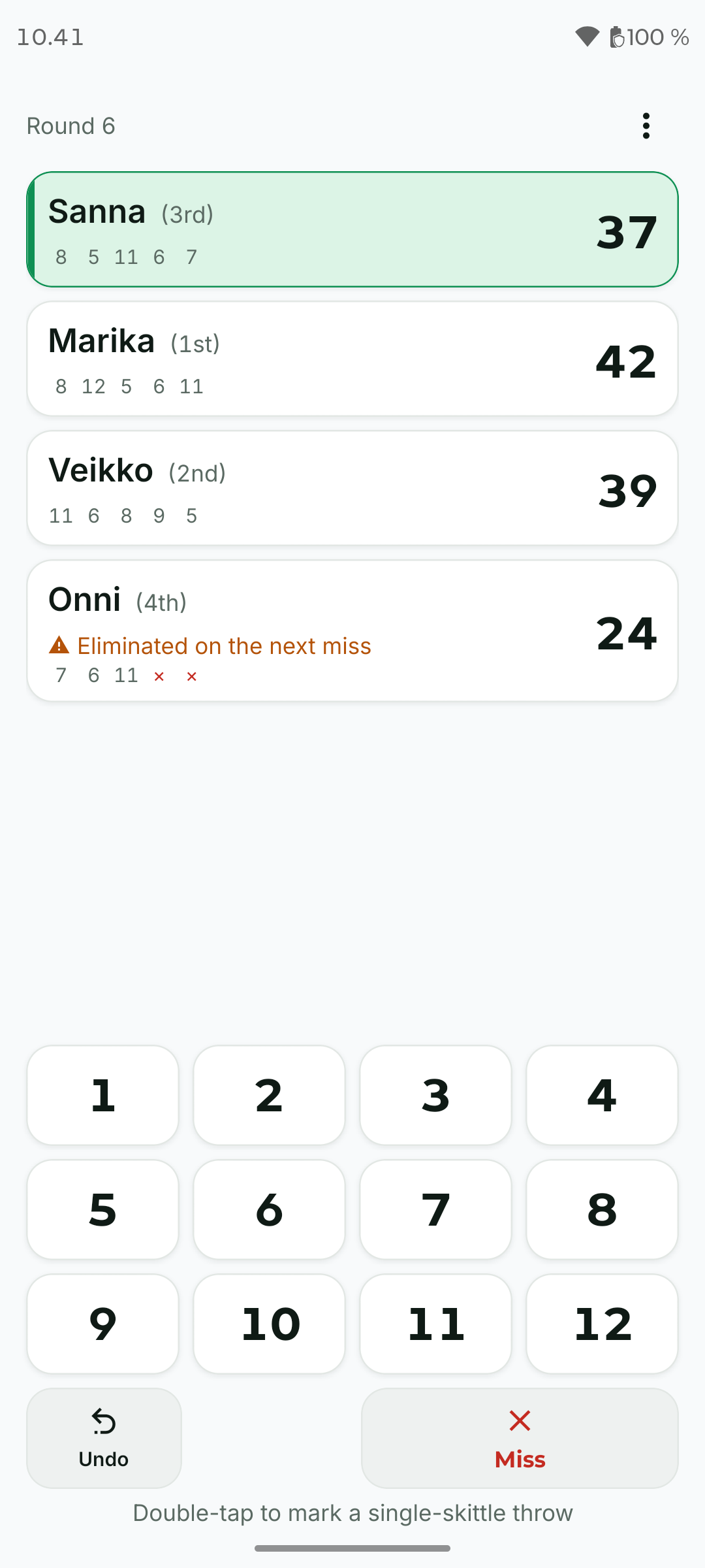 The Klack scoring screen mid-game: a number grid for the pins, with every player’s total on the scoreboard
